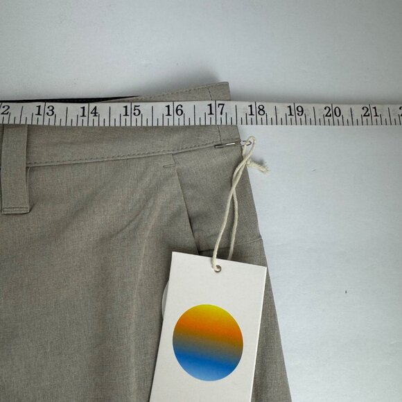 Vuori NEW Aim Shorts Khaki Men's 32 Performance Athletic Athleisure Preppy Golf - Picture 11 of 13
